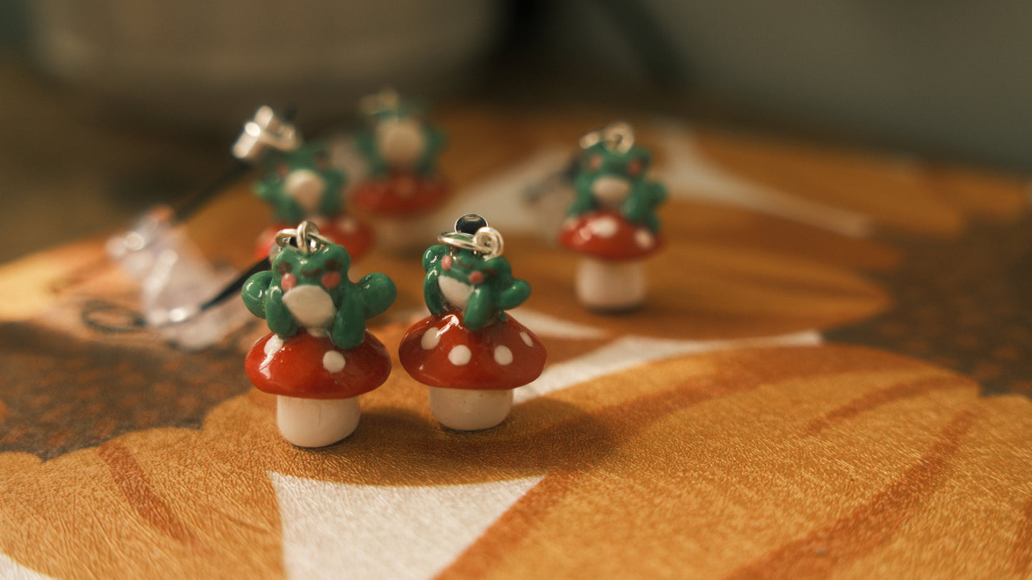 FroggyShroom Anti-Dust Charger Port Plugs